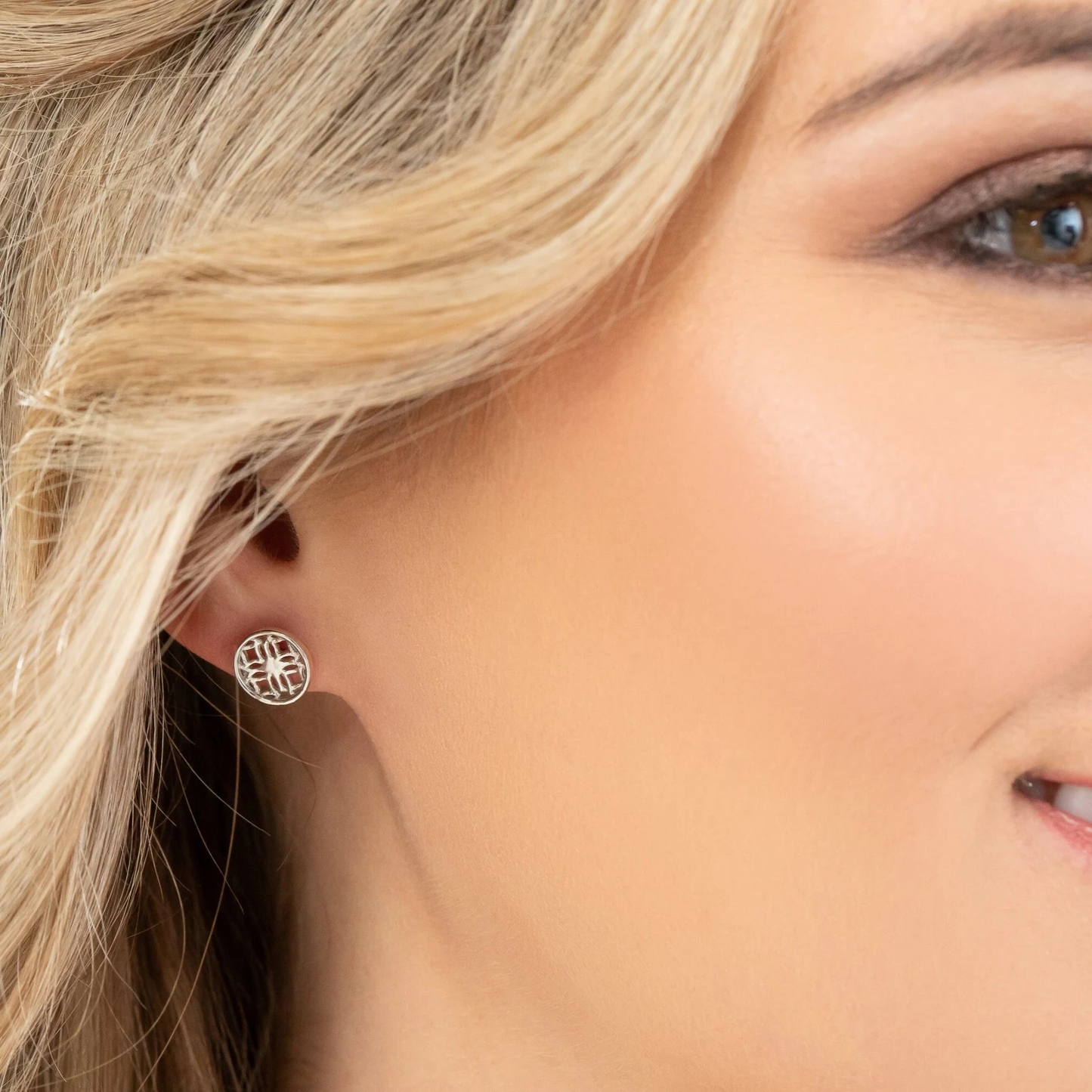 Silver Stud Earrings with Round Filigree